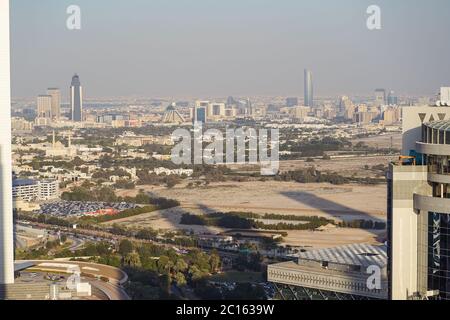 Dubai / Vereinigte Arabische Emirate - 1. Februar 2020: Schöne Panorama-Luftaufnahme während Sonnenuntergang von Dubai leere Fläche für den Bau Stockfoto