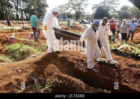 Sao Paulo, Brasilien. Juni 2020. Atmosphäre auf dem Friedhof Vila Formosa in Sao Paulo während der neuen Coronavirus COVID-19 Pandemie in Brasilien. Kredit: Brasilien Photo Press/Alamy Live Nachrichten Stockfoto