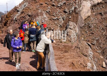 Touristen und Besucher auf dem Gipfel / Kegel am Rande der Gipfelkaldera des Vesuv, ein aktiver Vulkan (somma-Stratovulkan), Kampanien, Italien Stockfoto