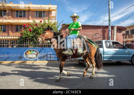 Atitlan-See, Guatemala, 1. März 2020: maya-Mann auf einem Pferd in den Straßen unterwegs Stockfoto