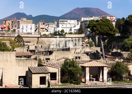 Ein Luftbild über die römischen Ruinen und Ausgrabungen der antiken Stadt Herculaneum (Ercolano) mit dem Vulkan Vesuv, Kampanien, Italien Stockfoto