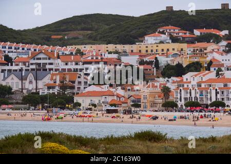 Beliebte Ferienanlage - São Martinho do Porto Beach, Portugal - natürliche mediterrane Bucht mit goldenem Sand und ruhigem Meerwasser Stockfoto