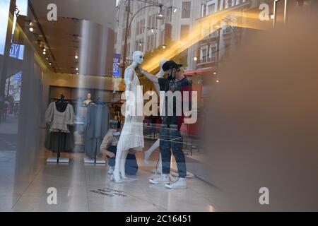 Ein Arbeiter kleidet eine Schaufensterpuppe in einem Zara-Laden in der Oxford Street, London, bevor am 15. Juni die nicht-wesentlichen Einzelhändler in England wieder eröffnet werden. Stockfoto