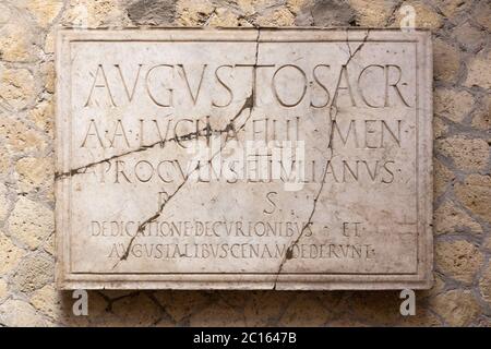 Das Augustalerkollegium in der römischen Stadt Herculaneum. Die Gedenktafel widmet das Gebäude dem kaiserlichen Kult des Kaiser Augustus. Italien Stockfoto