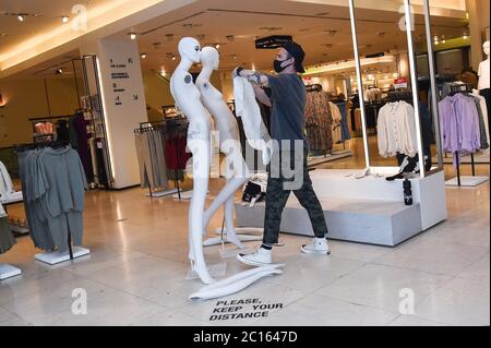 Ein Arbeiter kleidet eine Schaufensterpuppe in einem Zara-Laden in der Oxford Street, London, bevor am 15. Juni die nicht-wesentlichen Einzelhändler in England wieder eröffnet werden. Stockfoto