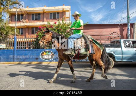 Atitlan-See, Guatemala, 1. März 2020: maya-Mann auf einem Pferd in den Straßen unterwegs Stockfoto