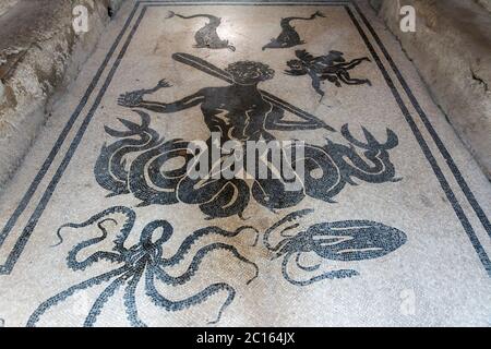 Marine thematische Mosaik von Triton, Sohn des Neptun, Frauen Umkleideraum (Apodyterium) in der Central Thermae in der antiken Stadt Herculaneum, Italien Stockfoto