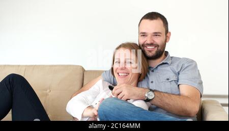 Senoior paar Fernsehen in moderne Villa Stockfoto