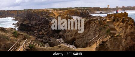 Peniche, Portugal - Felsformationen am Atlantischen Ozean bei Cabo Carvoeiro mit Berlenga Insel im Hintergrund - beliebtes Abenteuer Ziel Stockfoto