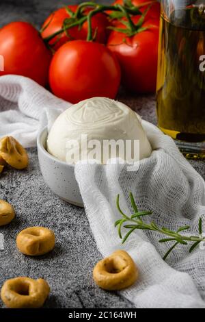 Frischer Mozzarella-Käse mit Rosmarin-Taralli und roten Tomaten. Stockfoto