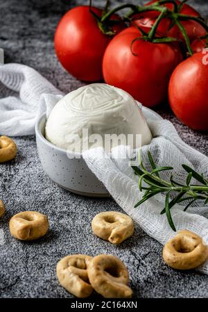 Frischer Mozzarella-Käse mit Rosmarin-Taralli und roten Tomaten. Stockfoto