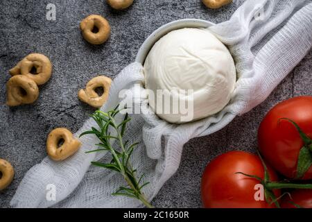 Frischer Mozzarella-Käse mit Rosmarin-Taralli und roten Tomaten. Stockfoto