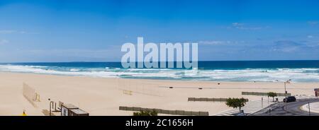 Foz do Arelho, Portugal - riesiger goldener Sandstrand und klares blaues Wasser im Westen des Landes - 'Lagoa de Óbidos' Stockfoto