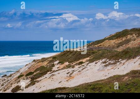 Foz do Arelho, Portugal - riesiger goldener Sandstrand und klares blaues Wasser im Westen des Landes - 'Lagoa de Óbidos' Stockfoto