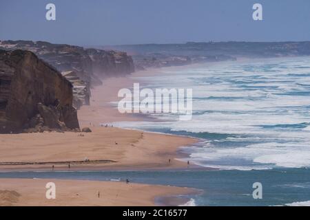 Foz do Arelho, Portugal - riesiger goldener Sandstrand und klares blaues Wasser im Westen des Landes - 'Lagoa de Óbidos' Stockfoto