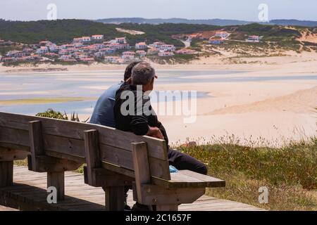 Foz do Arelho, Portugal - zwei alte Männer in der Nähe eines riesigen goldenen Sandstrandes und klarem blauen Wasser im Westen des Landes - 'Lagoa de Óbidos' Stockfoto