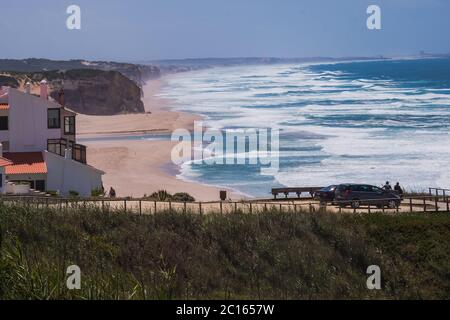 Foz do Arelho, Portugal - riesiger goldener Sandstrand und klares blaues Wasser im Westen des Landes - 'Lagoa de Óbidos' Stockfoto