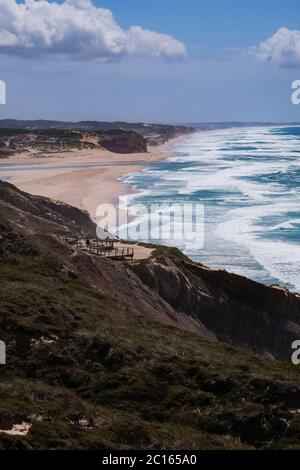 Foz do Arelho, Portugal - riesiger goldener Sandstrand und klares blaues Wasser im Westen des Landes - 'Lagoa de Óbidos' Stockfoto