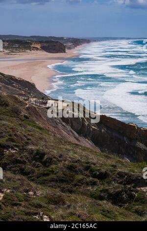 Foz do Arelho, Portugal - riesiger goldener Sandstrand und klares blaues Wasser im Westen des Landes - 'Lagoa de Óbidos' Stockfoto