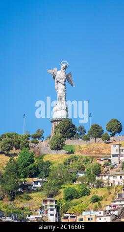 Quito, Pichincha / Ecuador - Juli 21 2018: Panorama-Frontansicht der Virgen del Panecillo mit blauem Himmel Hintergrund Stockfoto