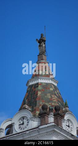 Quito, Pichincha / Ecuador - Juli 21 2018: Architektonisches Detail der Kirche und des Klosters von San Francisco an einem sonnigen Tag. Es ist ein römisches Ca Stockfoto