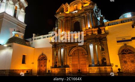 Quito, Pichincha / Ecuador - Juli 21 2018: Nachtansicht der Kirche El Sagrario mit gelben Lichtern. Es ist eine große Kapelle aus dem 17. Jahrhundert in Quito. Stockfoto