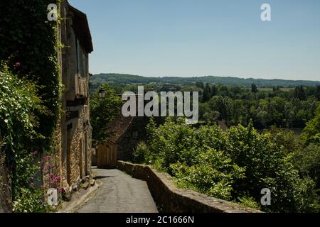 Ein Blick über das Dordogne-Tal von einer der engen Straßen in Limeuil, Dordogne, Frankreich Stockfoto