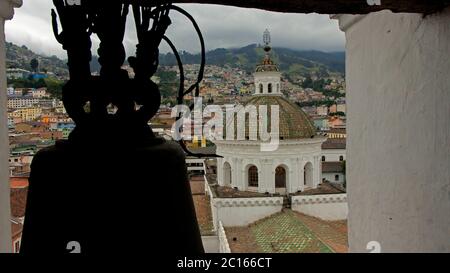 Quito, Pichincha / Ecuador - Juli 30 2018: Blick auf die Kuppel der Kirche und des Klosters von La Merced vom Glockenturm Stockfoto