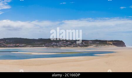 Foz do Arelho, Portugal - riesiger goldener Sandstrand und klares blaues Wasser im Westen des Landes - 'Lagoa de Óbidos' Stockfoto