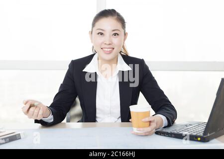 Junge asiatische Geschäftsfrau in modernen Büro Stockfoto