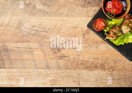 Shashlik mit Gemüse und Ketchup. Oberkante Stockfoto