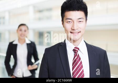 Junge asiatische Geschäftsmann und Geschäftsfrau in modernen Büro Stockfoto