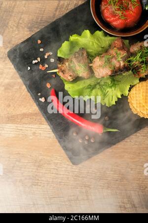 Shashlik mit Gemüse und Ketchup. Oberkante Stockfoto