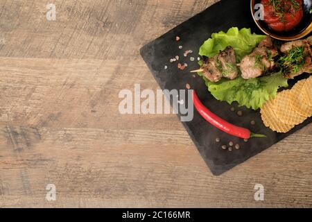 Shashlik mit Gemüse und Ketchup. Oberkante Stockfoto