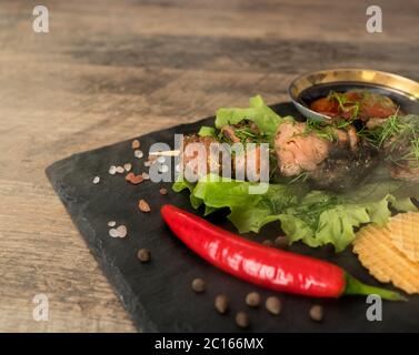 Shashlik mit Gemüse und Ketchup. Oberkante Stockfoto