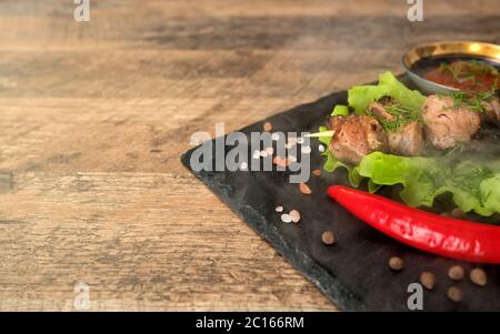 Shashlik mit Gemüse und Ketchup. Oberkante Stockfoto