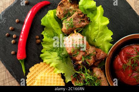 Shashlik mit Gemüse und Ketchup. Oberkante Stockfoto