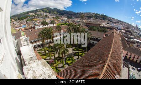 Quito, Pichincha / Ecuador - Juli 21 2018: Luftaufnahme des Innenhofs der Kirche und des Klosters von San Francisco an einem sonnigen Tag. Es ist ein 16 Stockfoto