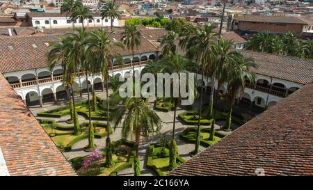 Quito, Pichincha / Ecuador - Juli 21 2018: Luftaufnahme des Innenhofs der Kirche und des Klosters von San Francisco an einem sonnigen Tag. Es ist ein 16 Stockfoto