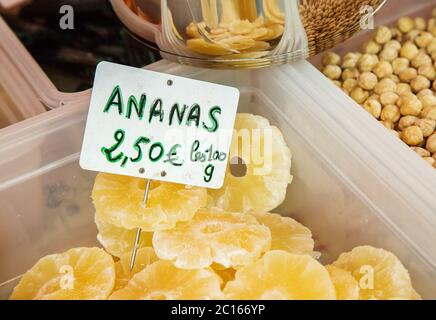 Ananas (Ananas auf Französisch), Scheiben getrocknete Ananas auf dem Lebensmittelmarkt Stockfoto