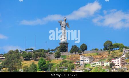 Quito, Pichincha / Ecuador - Juli 21 2018: Panorama-Frontansicht der Virgen del Panecillo mit blauem Himmel Hintergrund Stockfoto