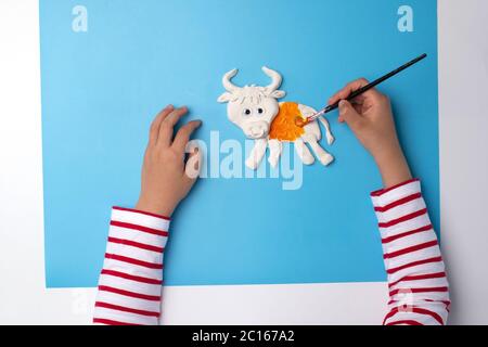 Ochse oder Stier Modellierung Ton oder salzigen Teig Handwerk Konzept für Kinder und Kindergarten, Jahr des Ochsen, wie man Stier machen, Schritt für Schritt Anleitung, Tutorial, Stockfoto