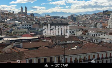 Panoramablick auf das historische Zentrum von Quito mit dem modernen Teil der Stadt im Hintergrund an einem bewölkten Nachmittag Stockfoto