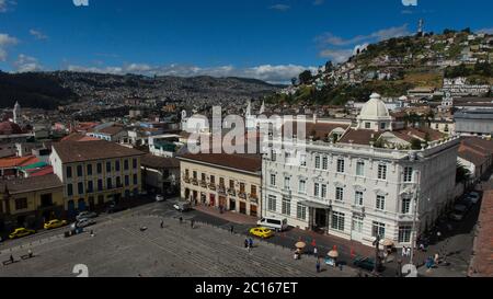 Quito, Pichincha / Ecuador - Juli 21 2018: Panoramablick auf das historische Zentrum von Quito von der Kirche San Francisco an einem sonnigen Morgen Stockfoto