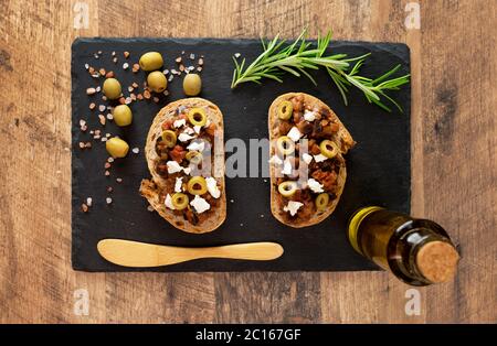 Traditionelle italienische Bruschetta mit Tomaten, Oliven und Feta-Käse. Stockfoto