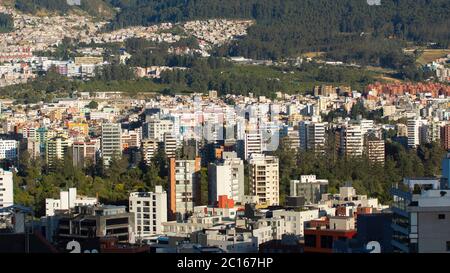 Panoramablick auf die zentrale moderne Gegend der Stadt Quito an einem sonnigen Morgen Stockfoto