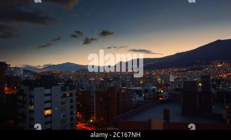 Panoramablick auf den zentralen Bereich der Stadt Quito bei Sonnenuntergang mit klarem Himmel - Ecuador Stockfoto