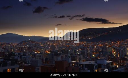 Panoramablick auf den zentralen Bereich der Stadt Quito bei Sonnenuntergang mit klarem Himmel - Ecuador Stockfoto