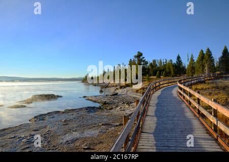 Boardwalk entlang Yellowstone Lake am frühen Morgen Stockfoto