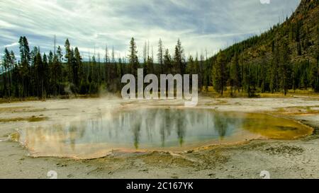 Emerald Pool in Yellowstone mit Spiegelung der Bäume Stockfoto